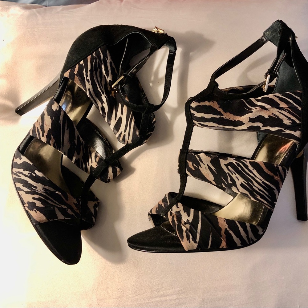 New Guess stiletto heel sandal fabric/leather animal print 4 1/4” heel stunning!